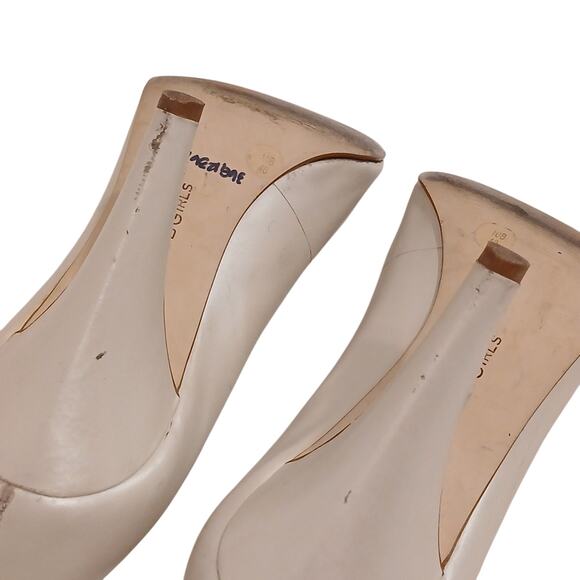 BCBG Leather Heels Open Toe Pumps Sz 10B Ivory Gold Emblem Accent BCBGirls City - Picture 12 of 16